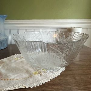 Vintage Arcoroc Canterbury 9” Bowl - Crystal Crocus Serving Bowl Floral Glass